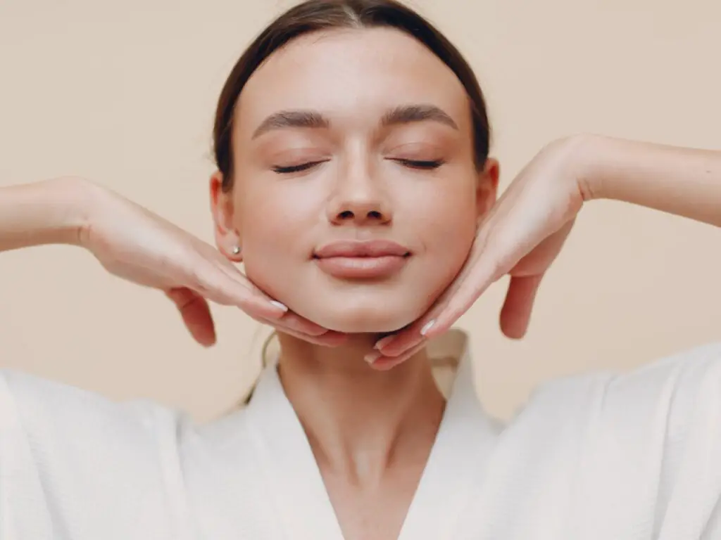 ¿Qué es Mejor: Yoga Facial o Botox? Descubre el Secreto de Juventud